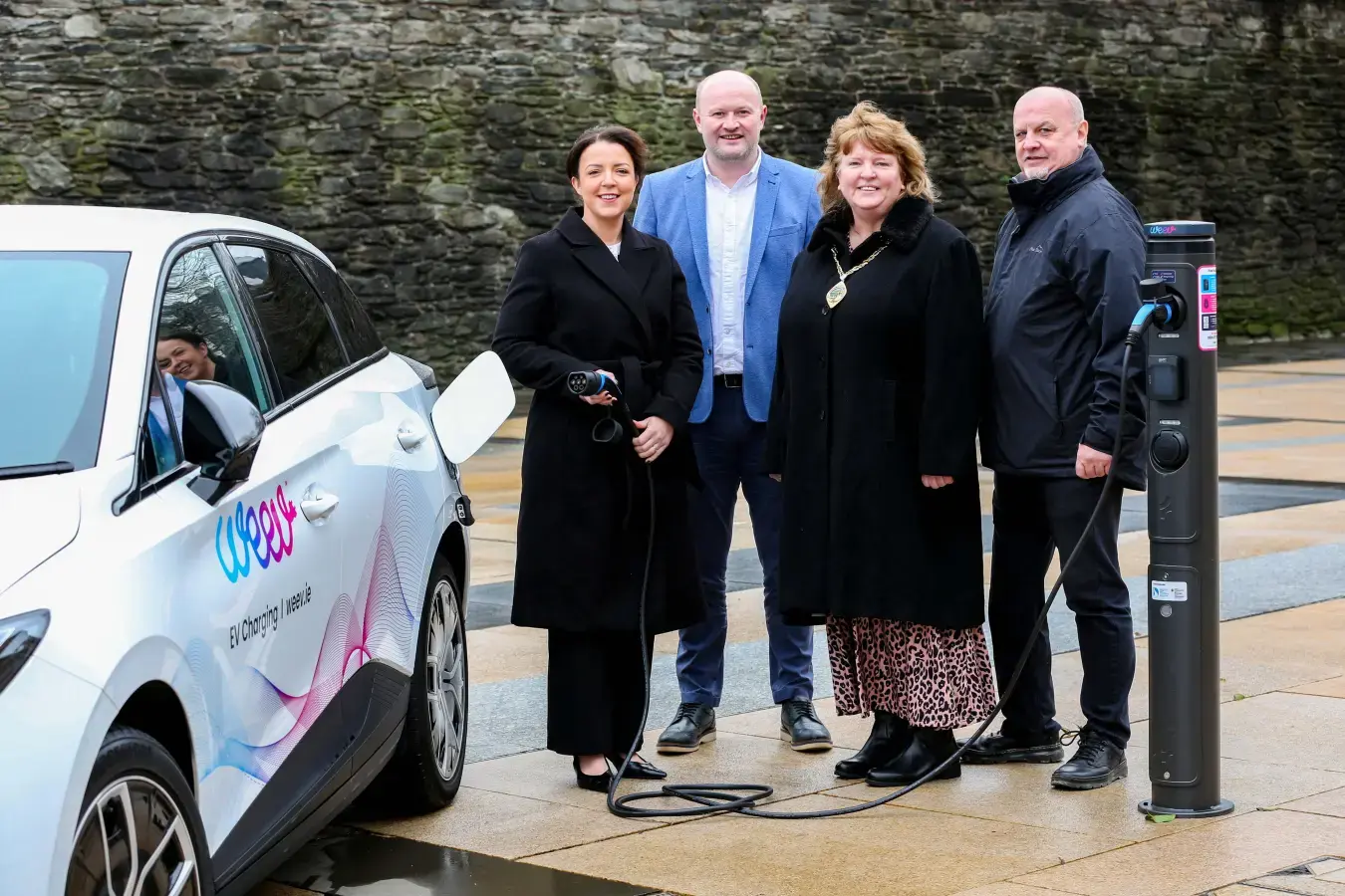 MINISTER FOR INFRASTRUCTURE AND DEPUTY MAYOR WELCOME AWARDING OF EV CHARGE POINT CONTRACT IN COUNCIL AREAS.